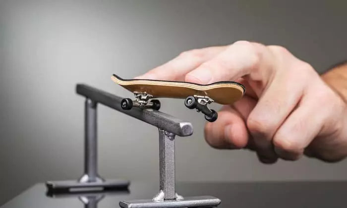 Finger skate